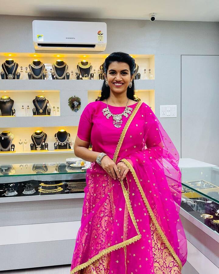 తరువాత సినిమా 'కిజక్కు కదల్కరై సలై 'లో నటించింది.(Photo Courtesy:sridevi Ashok Instagram)