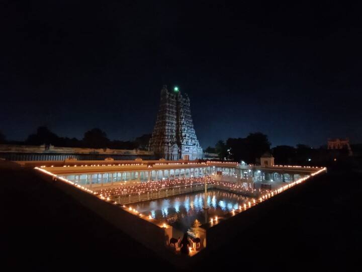 இரவில் ஆழ்ந்த தெப்பம் விளக்கால் ஜொலிக்கிறது. - மதுரை மீனாட்சியம்மன் கோயில்.
