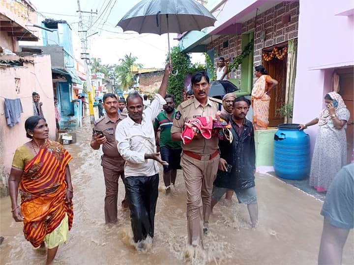 वीजपुरवठाही बंद करण्यात आला आहे. अनेक रस्ते बंद झाले आहेत. तिरुमाला डोंगरांवरुन वाहणाऱ्या पाण्याचंही रौद्ररुप पाहायला मिळतंय. तिरुपती-हैदराबाद मार्गावर वाहतुकीसाठी अडथळे येऊ लागले आहेत. (Photo Tweeted By @AnantapurPolice)