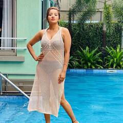 Monalisa Photos: व्हाइट नेट वाली ड्रेस में झलका मोनालिसा का Bikini अवतार, पूल किनारे खड़ी एक्ट्रेस की तस्वीरों ने बनाया फैंस का दिन