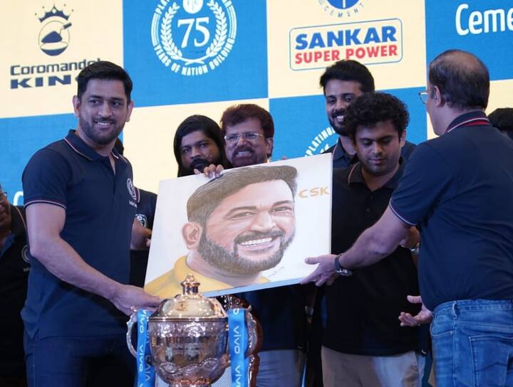 பாராட்டு விழாவில் சென்னை சூப்பர் கிங்ஸ் அணியின் கேப்டன் தோனிக்கு அவரது ரசிகர்கள் அன்பு பரிசு ஒன்றை வழங்கினர்.