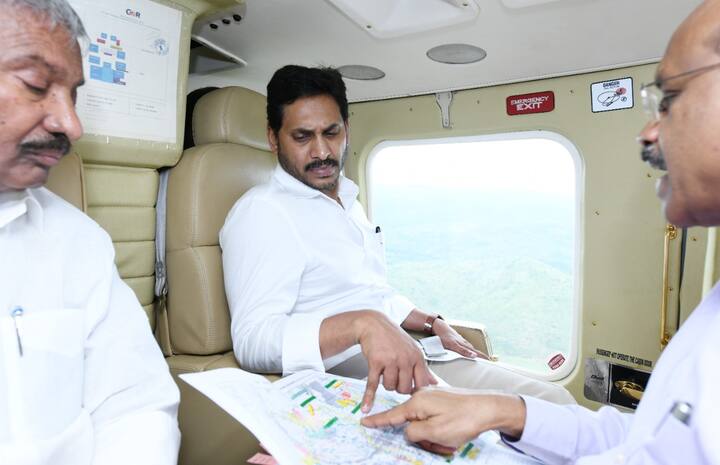 కడప, చిత్తూరు, నెల్లూరు సహా వరద ప్రభావిత ప్రాంతాల్లో సీఎం జగన్ అధికారులతో కలిసి ఏరియల్ సర్వే చేశారు. వరద ప్రభావిత ప్రాంతాలను పరిశీలించిన సీఎం... అనంతరం తిరిగి తాడేపల్లికి పయనమయ్యారు.