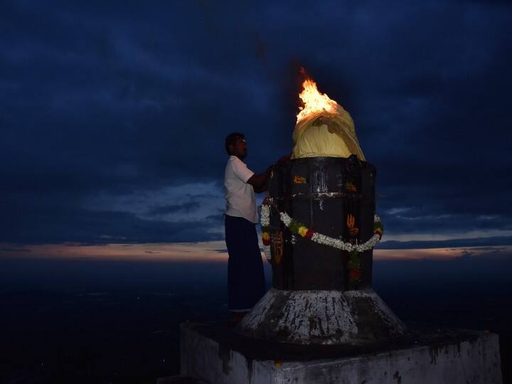 மதுரை அழகர்மலையில் கோம்பை எனும் இடத்தில் கார்த்திகை தீபம் ஏற்றும் காட்சி.