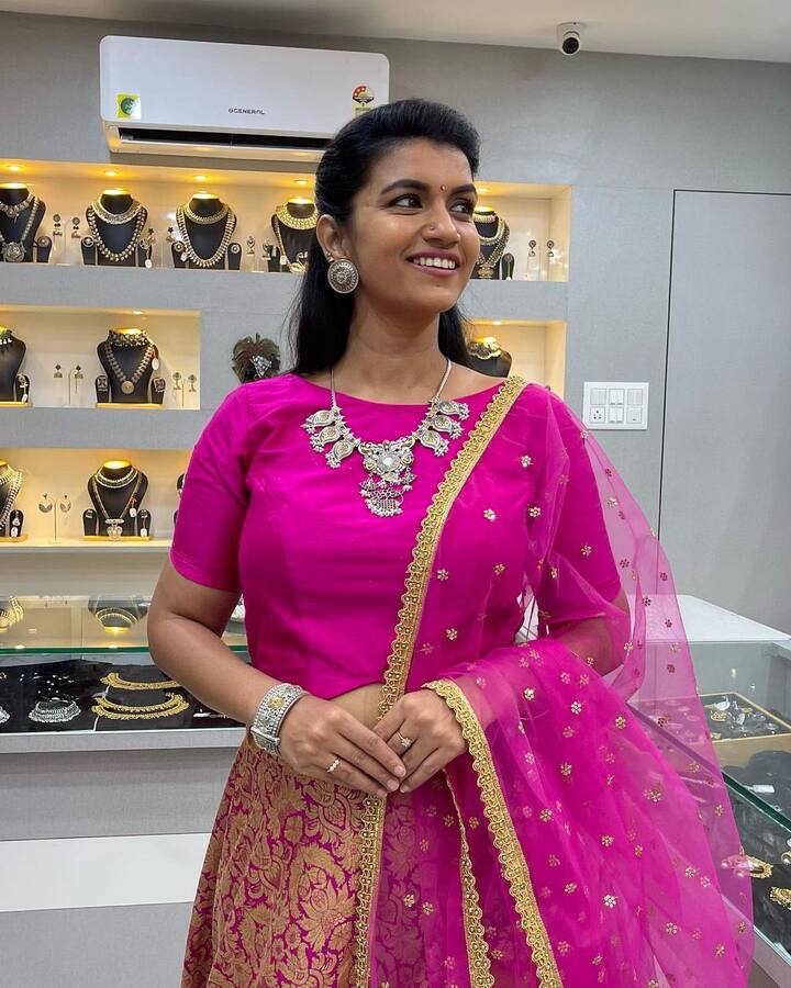 శ్రీదేవి అశోక్ పలు తమిళ సీరియల్స్ కూడా చేసింది.(Photo Courtesy:sridevi Ashok Instagram)