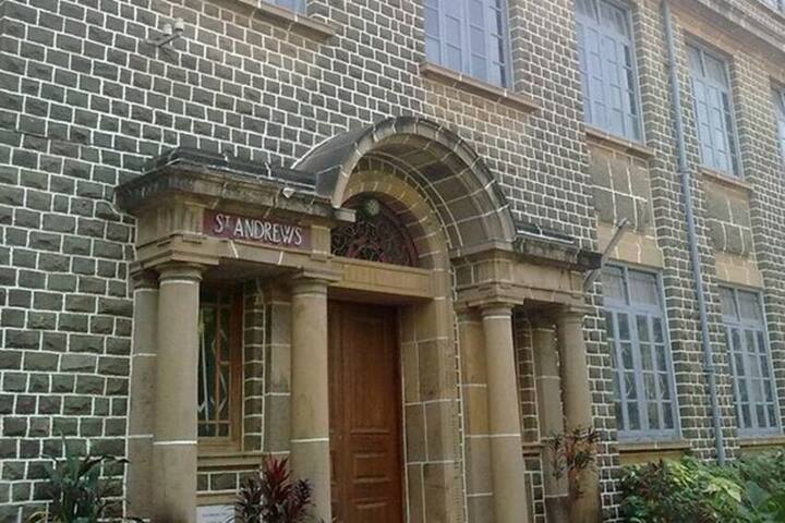 अक्षय कुमार ने गब्बर इज बैक नाम की फिल्म में काम किया था. इस फिल्म की शूटिंग मुंबई के ही एंड्र्यूज कॉलेज में हुई थी.