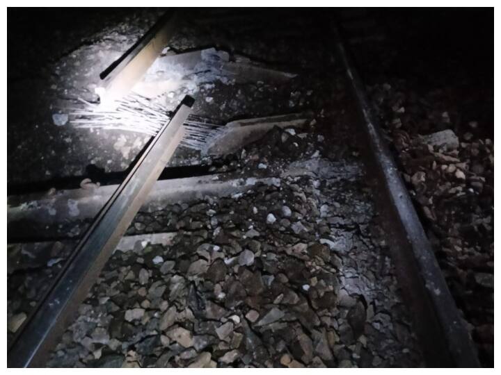 Naxalites have blown up the railway track in Latehar, Jharkhand. In order to make the Bharat Bandh a success,rail operations on the down ann Jharkhand News: नक्सलियों ने झारखंड के लातेहार में बम विस्फोट से रेलवे ट्रैक उड़ाया, ठप हुआ परिचालन