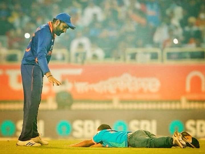 INDvsNZ 2nd T20: fan breach security to touch the feet of Rohit Sharma INDvsNZ: जब सिक्योरिटी तोड़कर रोहित के पैरों तले मैदान में लेट गया फैन, देखिए वीडियो