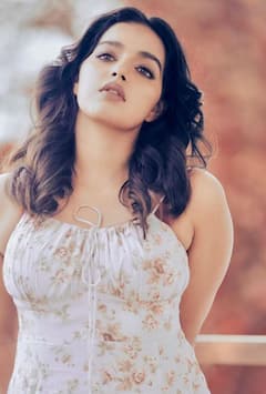 Malavika menon pics: மாடர்ன் டிரஸ்ஸில் மயக்கும் மாளவிகா மேனன்..!