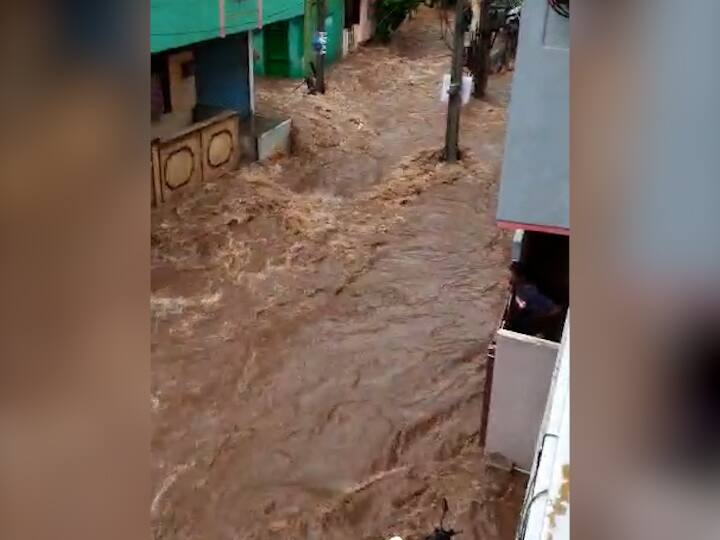 आंध्रप्रदेशच्या तिरुपतीमध्ये मुसळधार पाऊस कोसळला आहे. त्यामुळे तिरुपती मंदिरातही पाणी साचलं आहे.