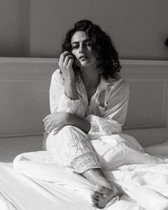 Shraddha Srinath Photos: బ్లాక్ అండ్ వైట్ ఫొటోస్ తో బెడ్ పై 'జెర్సీ' బ్యూటీ