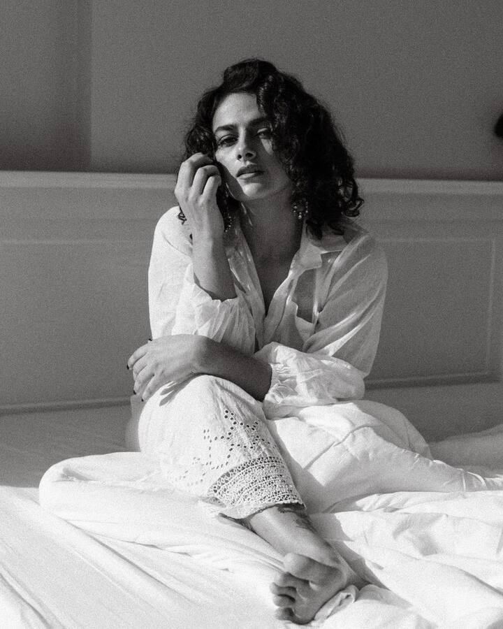 ''జెర్సీ'' సినిమాతో తెలుగు ప్రేక్షకులకు పరిచయమైన శ్రద్ధా శ్రీనాథ్ 2015లో మలయాళంలో వచ్చిన ''కోహినూర్'' సినిమా తో  సినీరంగంలో అడుగుపెట్టింది. 2016లో  కన్నడ మూవీ  'యూ టర్న్' కి  ఫిలిం ఫేర్ అవార్డు అందుకుంది.