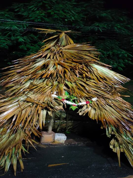 அழகர்கோயிலில் சொக்கப்பனை தயார் நிலையில் உள்ள காட்சி.