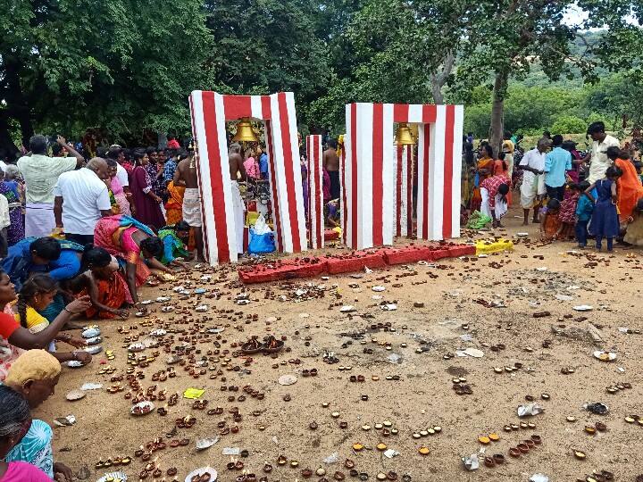 மதுரை நரசிங்கம்பட்டி மலைச்சாமி கோயிலில் கார்த்திகை சுட்டி வைக்கும் காட்சி.