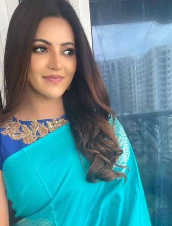 நெஞ்சுடைந்த பூவே நில்