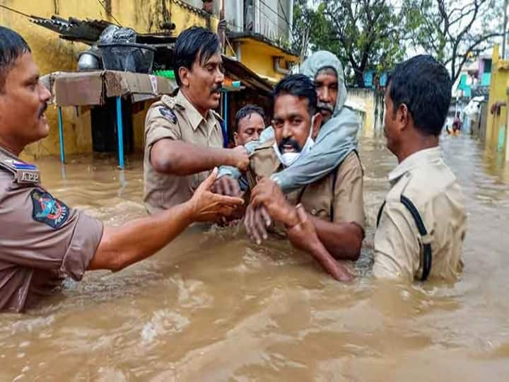 AP four districts severely effected with floods 24 died 24 thousand hectares crop damage AP Rains: నాలుగు జిల్లాలపై వరద ప్రభావం... పంట నష్టంపై ప్రాథమిక అంచనాలు... 24 మంది మృతి చెందారని ప్రభుత్వం ప్రకటన
