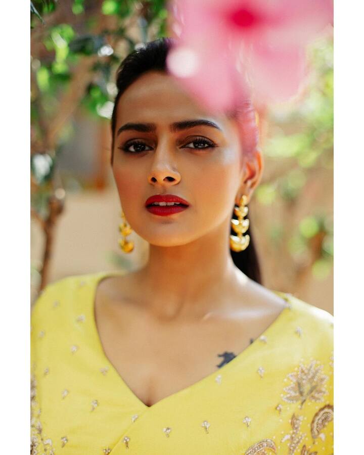 స్టార్ హీరోయిన్ స్టేటస్ దక్కించుకోలేకపోయినా వరుస ఆఫర్స్ అందుకుంటూ దూసుకుపోతోంది శ్రద్ధా. ప్రస్తుతం శ్రద్ధా శ్రీనాథ్ చేతిలో తెలుగు, తమిళం, మలయాళం, కన్నడంలో మొత్తం 6 ప్రాజెక్టులు ఉన్నాయి.