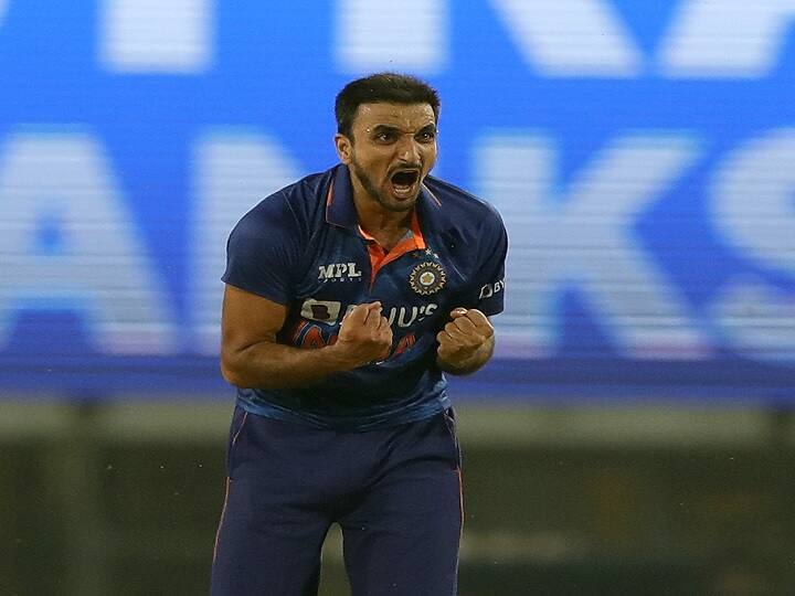 सीरीज के दूसरे मैच में टीम इंडिया की तरफ से तेज गेंदबाज हर्षल पटेल ने डेब्यू किया था. उन्होंने अपने पहले अंतरराष्ट्रीय टी-20 मुकाबले में बेहतरीन प्रदर्शन कर दो विकेट चटकाए थे. टीम इंडिया सीरीज जीत चुकी है. ऐसे में उम्मीद है कि अगले मैच में कुछ नए चेहरों को प्लेइंग इलेवन में जगह मिल सकती है.