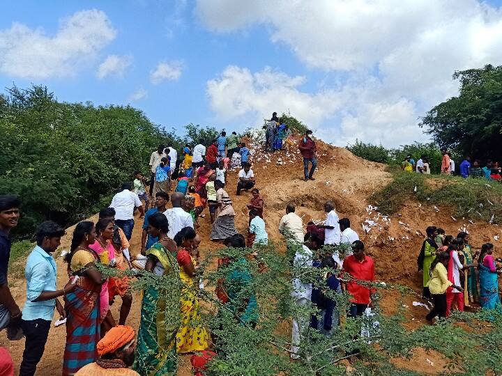 மதுரை நரசிங்கம்பட்டி சேங்கை கண்மாயில் பக்தர்கள் கார்த்திகை நாள் அன்று மண் அள்ளிக் கொண்டுவரும் காட்சி.