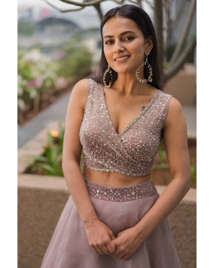 ‘పోడా పోడి’, ‘తెనాలిరామన్’, ‘ఎలి’ సినిమాలు తెరకెక్కించిన యువరాజ్ దయాళన్ దర్శకత్వంలో నయన్ నటించాల్సిన సినిమాలో శ్రద్ధా శ్రీనాథ్ రీప్లేస్ అయింది. ఈ విషయాన్ని నిర్మాత ఎస్ఆర్ ప్రభు కూడా ధృవీకరించారు.