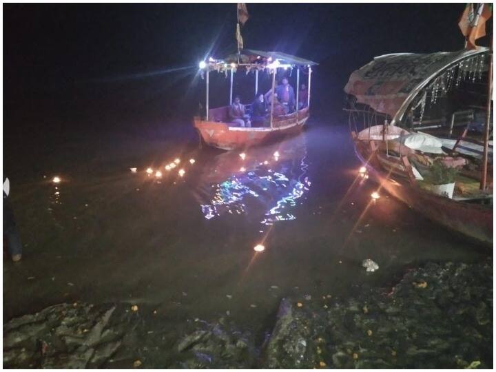 Uttar Pradesh dev deepawali celebratedt in varanasi on friday Dev Deepawali 2021:  देव दीपावली पर काशी के घाटों पर उतरी स्वर्ग की छटा, भव्य नजारे ने मोह लिया भक्तों का मन