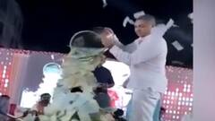 Gujrat : प्रसिद्ध गायिका उर्वशी रादादियावर नोटांचा वर्षाव, पाहा व्हिडीओ ABP Majha