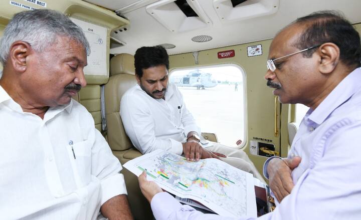 సీఎం జగన్, మంత్రి పెద్దిరెడ్డికి వరద ప్రభావిత ప్రాంతాల వివరాలు తెలుపుతున్న అధికారులు
