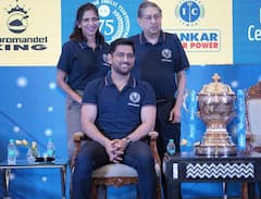 csk celebration clicks : ரசிகர்களின் அன்பு பரிசை அரவணைத்து கொண்ட தோனி... பாச மழை புகைப்படங்கள்...