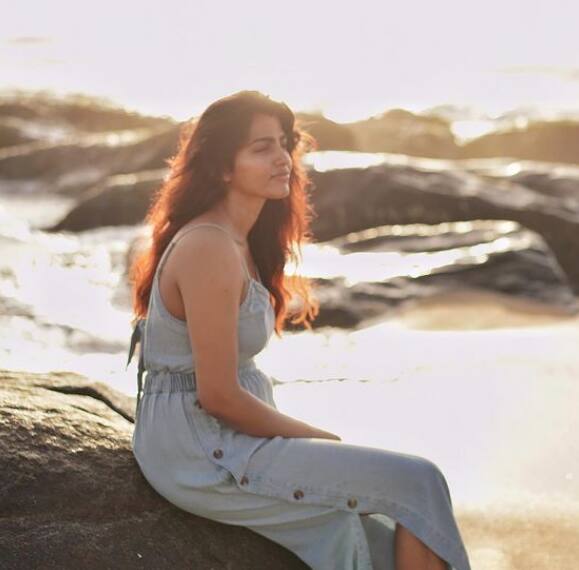 இன்றைய தினம் தனது 31 வயதில் அடியெடுத்து வைக்கிறார்.