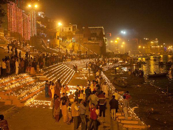 देव दीपावली पर पचगंगा घाट पर हजारों दीयों और शिवाला घाट पर लेजर शो के आयोजन ने खूब समां बांधा. इश दौरान लोगों को अस्सी के सामने इलेक्ट्रानिक आतिशाबाजी देखने का भी मौका मिला. इसके साथ ही दर्जनों घाटों पर चले रहे विभिन्न सांस्कृतिक कार्यक्रमों ने भी लोगों का खूब मन मोहा. बता दें कि शहर के कई सरकारी संस्थानों, भावनों और बिजली के खंबो को भी देव दीपावली पर तिरंगे रंग की झालरों से सजाया गया था.