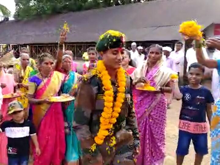 Satara Indian Army Chilpa Chikane Welcome to the first female soldier of Ganje village Satara : आम्हाला तुझा अभिमान वाटतो; गांजे गावातल्या पहिल्या महिला फौजीचे जल्लोषात स्वागत