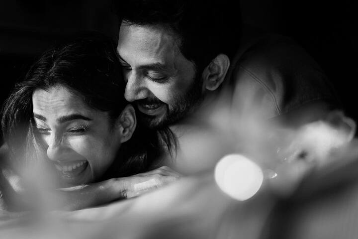 प्रिया-उमेशची नुकतीच 'आणि काय हवं' ही वेबसीरिज प्रेक्षकांच्या भेटीला आली होती. त्यात प्रियाने जुईचे पात्र साकारलेले होते. तर उमेश साकेतची भूमिका साकरत होता. त्या दोघांच्या भूमिकेवर प्रेक्षकांनी भरभरुन प्रेम केले. (Photo:@priyabapat/IG)