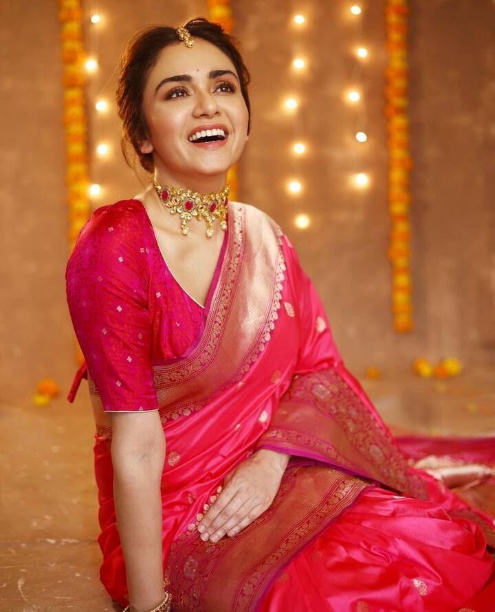 मराठमोळी अभिनेत्री अमृता खानविलकर (amruta khanvilkar)  सोशल मीडियावर नेहमीच ऍक्टिव्ह असते  (Photo:@amrutakhanvilkar/IG)