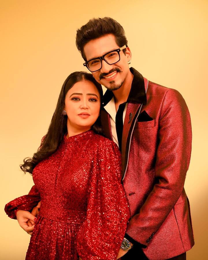 भारती सिंह ने जो फोटो शेयर की हैं उसमें उन्होंने रेड शिमरी आउटफिट पहना है, उन्होंने अपने बालों को खुला छोड़ा है. हर्ष लिंबाचिया भी उनके साथ ट्विनिंग सूट में दिख रहे हैं.