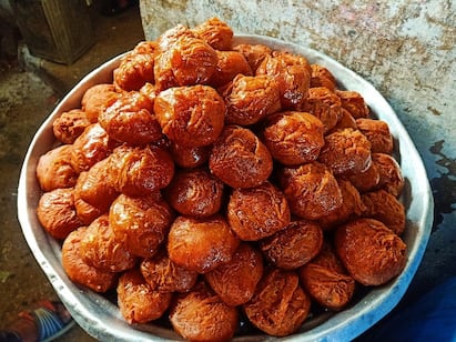 Big Size Globe Jamoon in Madurai baal bun Madurai | தித்திக்கும் மதுரை அலங்காநல்லூர் பால்பன்..! பார்த்தாலே நாவூறும் ஸ்வீட்..!