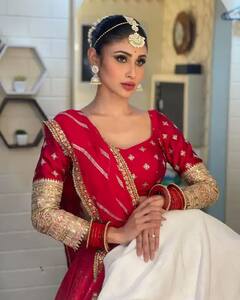 Photos: ਵਿਆਹ ਦੀਆਂ ਖਬਰਾਂ ਵਿਚਾਲੇ ਲਾਲ ਜੋੜੇ 'ਚ ਦੁਲਹਨ ਦੀ ਤਰ੍ਹਾਂ ਸਜੀ ਮੌਨੀ ਰਾਏ, ਵੇਖੋ ਤਸਵੀਰਾਂ