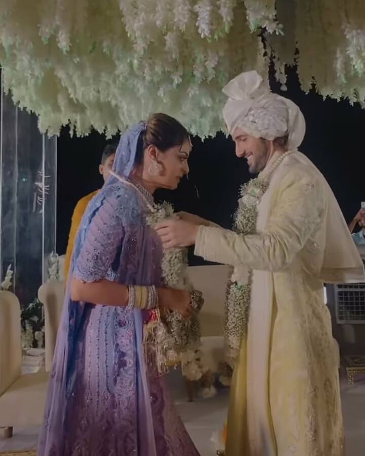 इस फोटो मे आदित्य अपनी दुल्हनिया को जयमाला पहना रहे हैं. दोनों स्टार्स के चेहरे की मुस्कान उनकी खुशी साफ जाहिर कर रही है.