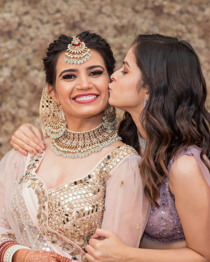 प्रियाचे पती दिग्दर्शक आहेत. प्रिया आणि मालव यांना अरदास नावाचा मुलगा आहे. लग्नाबरोबरच मेहंदी, हळद आणि संगित या कार्यक्रमांचे देखील आयोजन करण्यात आले होते.
