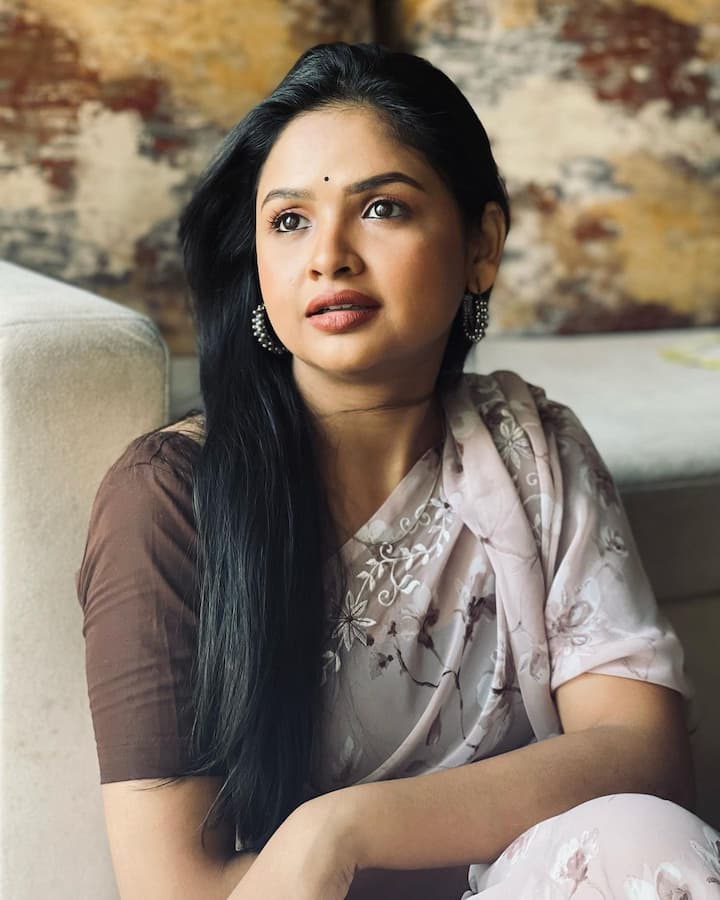 अपूर्वा सोशल मीडियावर सक्रिय असते. मालिकेतील सहकलाकारांबरोबरचे नृत्याचे व्हिडीओही शेअर करत असते. त्यांनाही नेटकऱ्यांची चांगलीच पसंती मिळत असते. (Photo Credit : @apurvagore/ig )