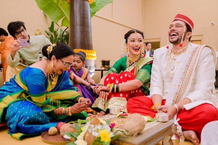 आयुषीने हे फोटो शेअर करताना त्याला 'हो झाले शुभमंगल ऑफलाईन' असे कॅप्शन , दिले आहे  (photo:aayushitlk/ig)