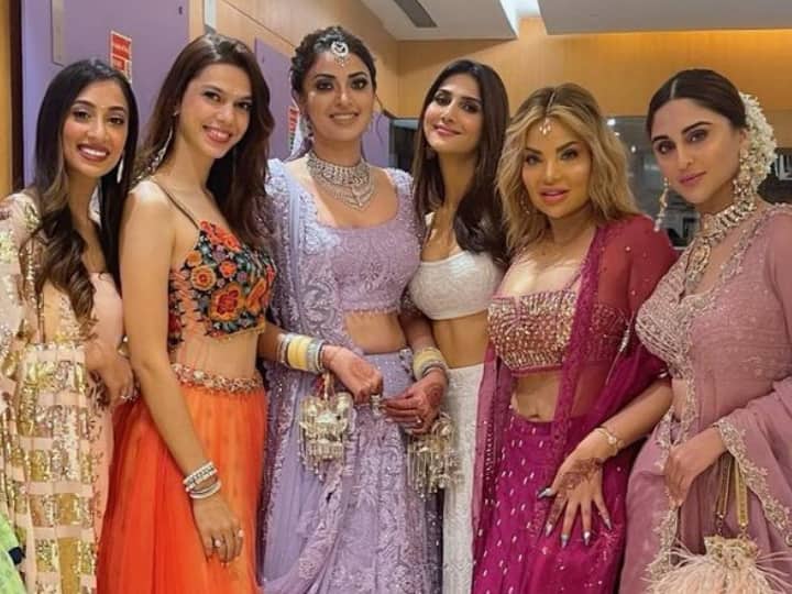 Anushka Ranjan Wedding Photos: Anushka Ranjan's FIRST Look As Bride Krystle D'Souza Shares Anushka Ranjan's FIRST LOOK As A Bride. 'Fittrat' Actress Stuns In Lavender Lehenga