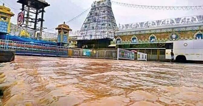 శ్రీవారి దర్శనం కోసం వచ్చి భారీ వర్షాల కారణంగా తిరుపతిలో ఆగిపోయిన భక్తులకు శ్రీనివాసం, మాధవం, రెండు మరియు మూడో సత్రాల్లో వసతి, ఆహారం ఏర్పాటు చేశారు.