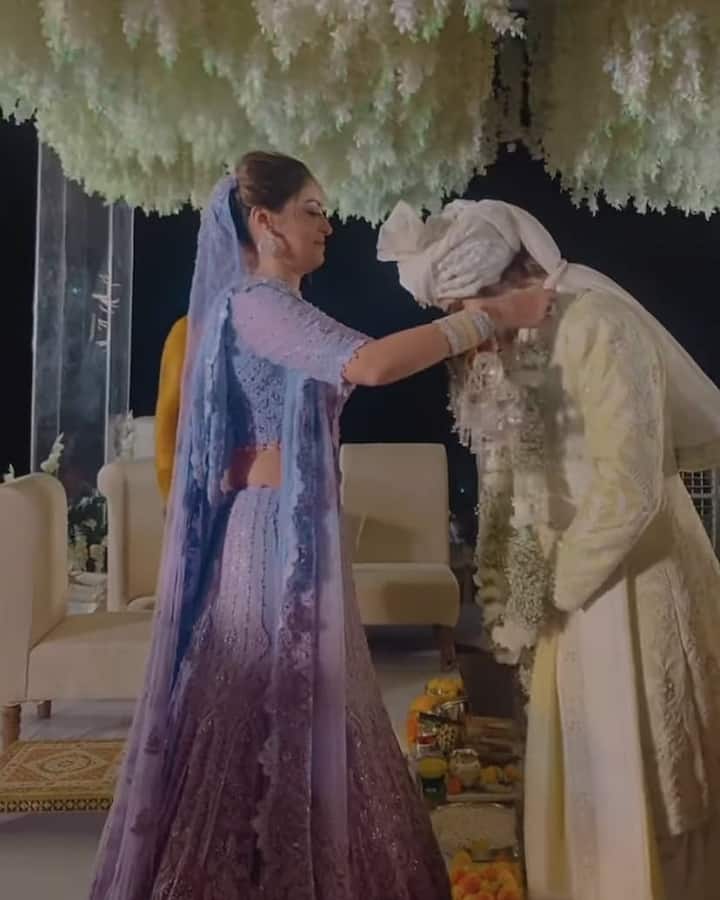 इस फोटो में आदित्य अनुष्का के आगे सिर झुकाए जयमाला पहनते दिख ऱहे हैं. वहीं ब्लू रंग के लहंगे में अनुष्का बेहद सुदर दिख रही हैं.