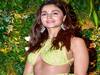 Alia Bhatt pics: வித்தியாசமான உடையில் வந்த ஆலியா பட் - இணையத்தில் வைரலாகும் புகைப்படங்கள்