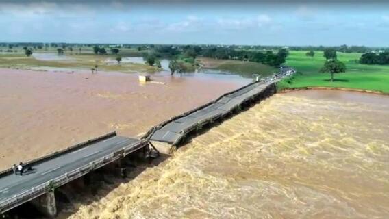 Kadapa Rains: కమలాపురం వద్ద పాపాగ్ని నదిపై కూలిన వంతెన