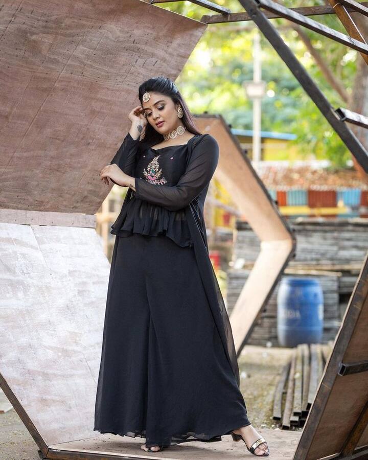 శ్రీముఖి హాట్ ఫోటోలు (Photo Courtesy: Instagram)