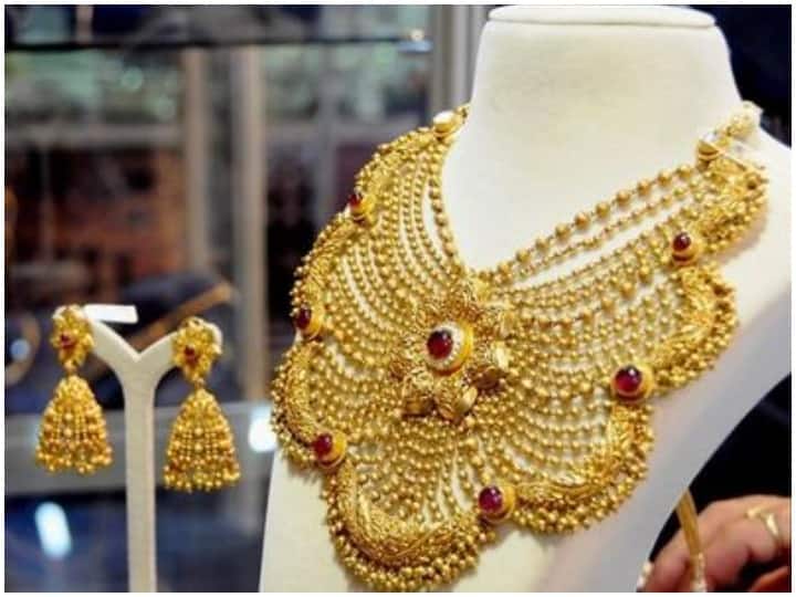 gold rate today In Nashik price of gold dropped by Rs 3,000 and in Pune by Rs 4,000 Maharashtra Nashik-Pune Gold Rate : सोनं झालं स्वस्त, चांदी दरातही घसरण, नाशिकमध्ये तीन हजार तर पुण्यात तब्बल चार हजार रुपयांनी झालं स्वस्त 