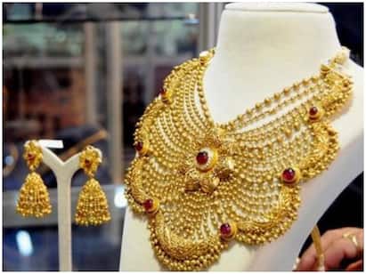 gold prices today surge just rs 2500 away from all time highs Gold Rate: தொடர்ந்து அதிகரிக்கும் தங்கத்தின் விலை! வரலாறு காணாத அளவில் விலை உயர்வு!