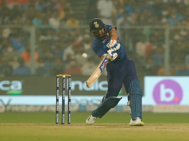 ENG vs IND: Rohit Sharma Breaks Virat Kohli’s Captaincy Record During 1st T20I against england ENG vs IND: टी-20 मध्ये सर्वात जलद 1000 धावा करणारा पहिला भारतीय कर्णधार, रोहित शर्मानं मोडला विराटचा खास विक्रम!
