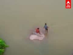 Villupuram Flood: சாலையில் திடீர் வெள்ளப் பெருக்கு... சிக்கிக் கொண்ட இளைஞர்கள்