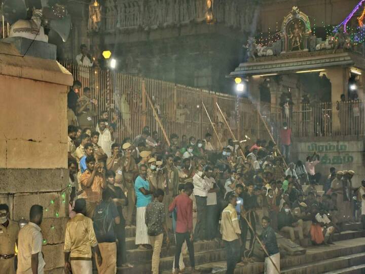 தெப்பல் உற்சவத்தை காண வந்த பக்தர்கள்